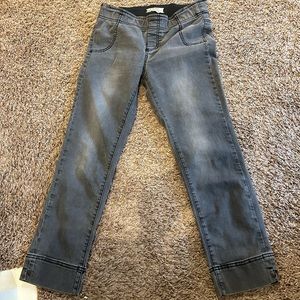Free people pull on Jeggings  size 28 I am 5’2 and these are clinger capri style